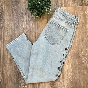 🎉HP🎉 Kendall & Kylie Grommet Cut Out Mom Jeans | 25